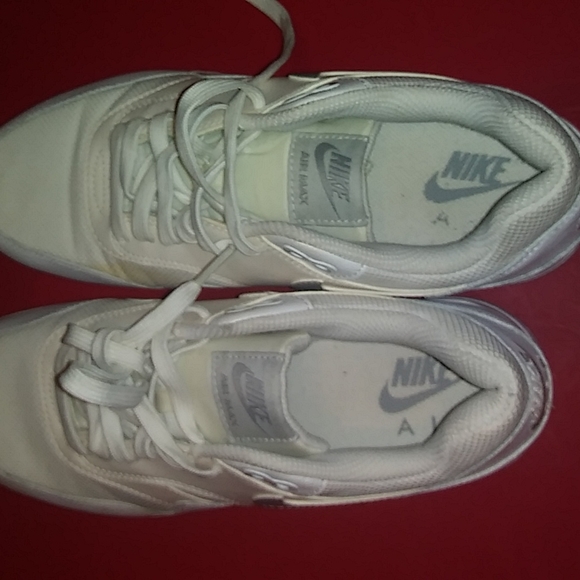 Nike air max woman 9.5. Gently worn.white grey logo. - Picture 4 of 8